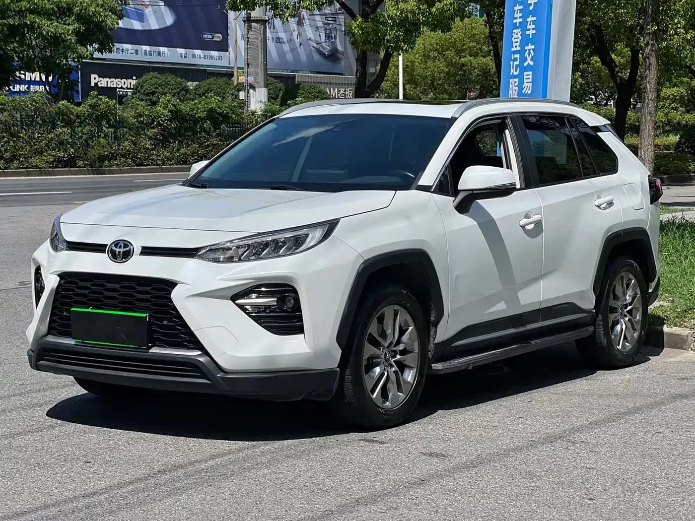 Toyota 2.0L CVT Front-Wheel Drive Luxury Edition