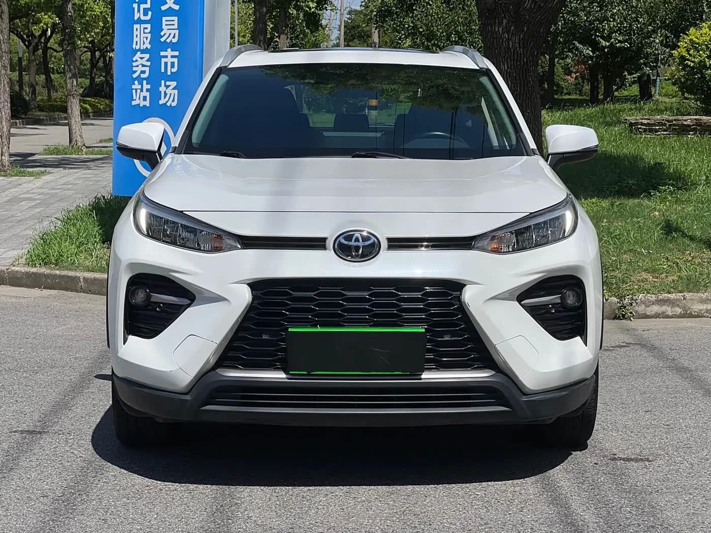 Toyota 2.0L CVT Front-Wheel Drive Luxury Edition