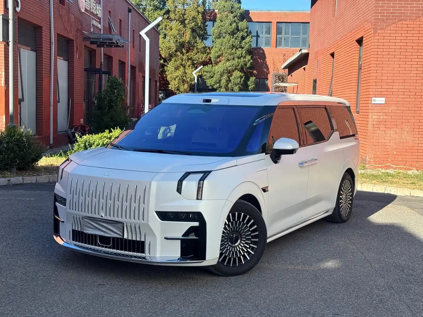 Zeekr 009 2024 6-seat Executive AWD 108kWh
