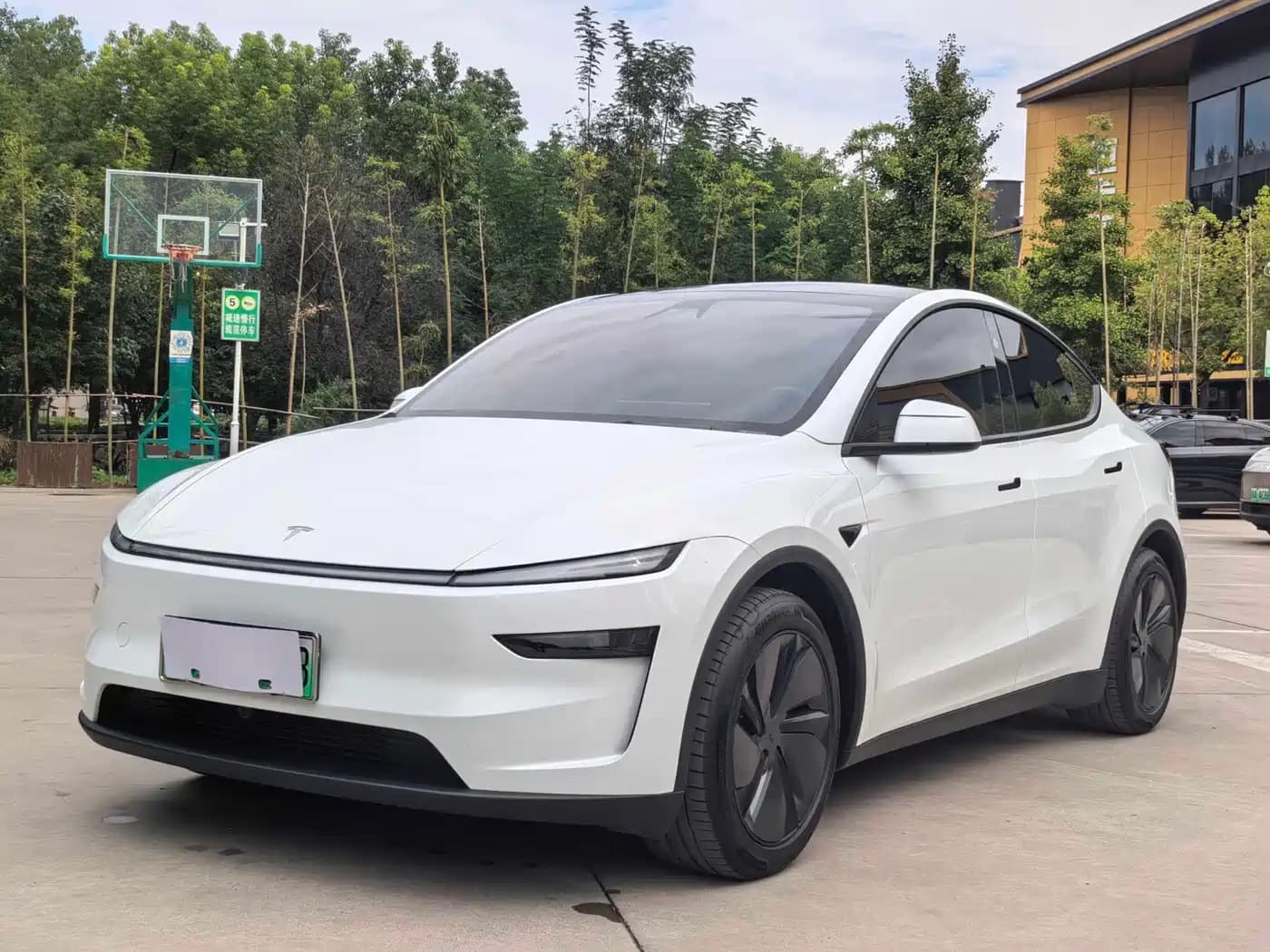 Tesla Model Y 2025 Model Long Range All-Wheel Drive Launch Edition