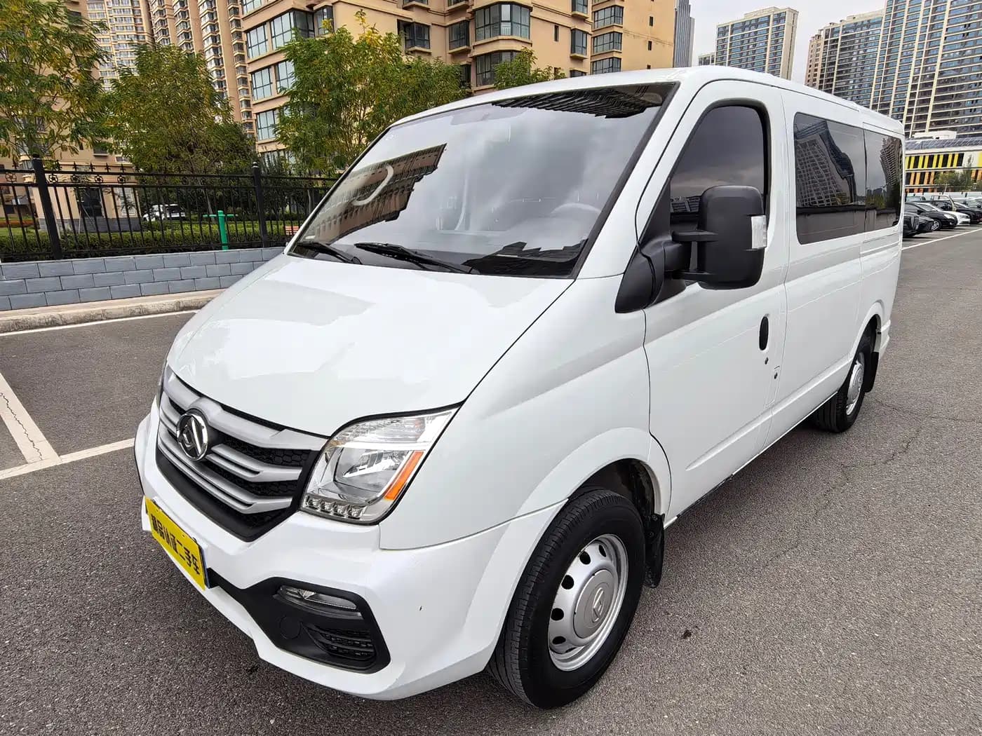 Maxus V80 SAIC Xintu 2025 Value Edition City Delivery King 2.0T Manual Long Wheelbase Medium Roof 127Ps 3-seater