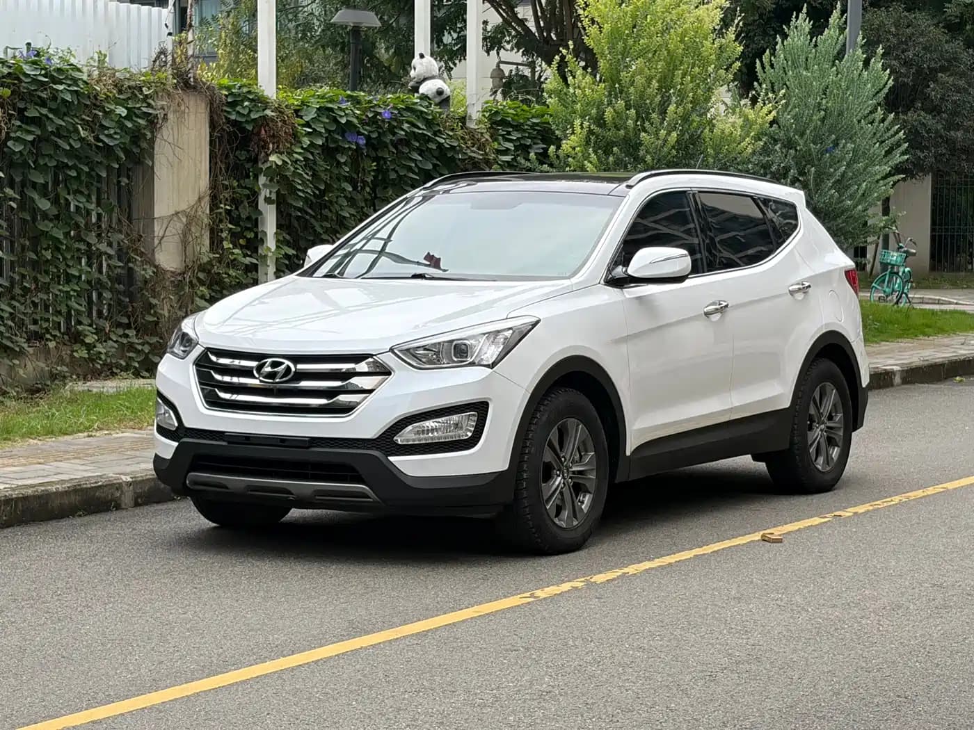 Hyundai Santa Fe 2013 Model 2.4L Automatic 2WD Smart