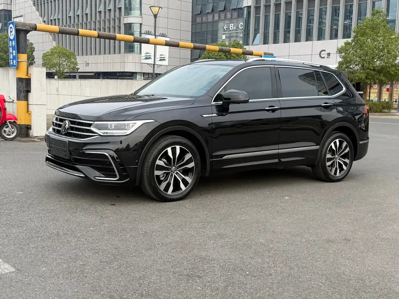 Volkswagen Tiguan L 2024 330TSI Automatic 2WD R-Line Premium Enjoyment Edition