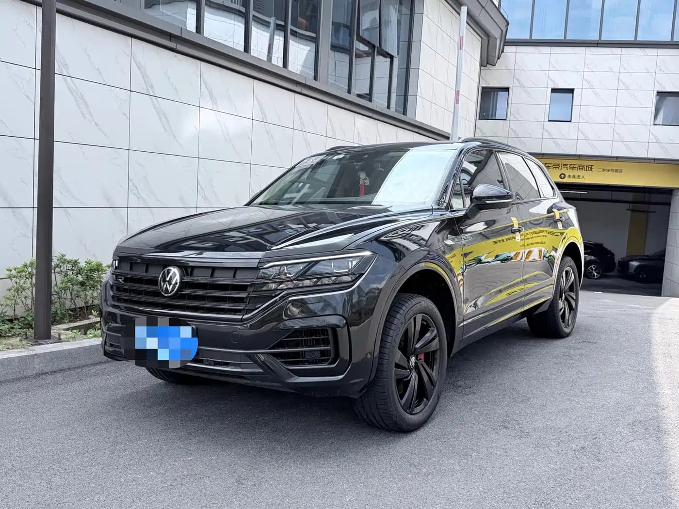 Volkswagen Touareg 2021 3.0TSI Sharp Edition with Gloss Black Sports Package