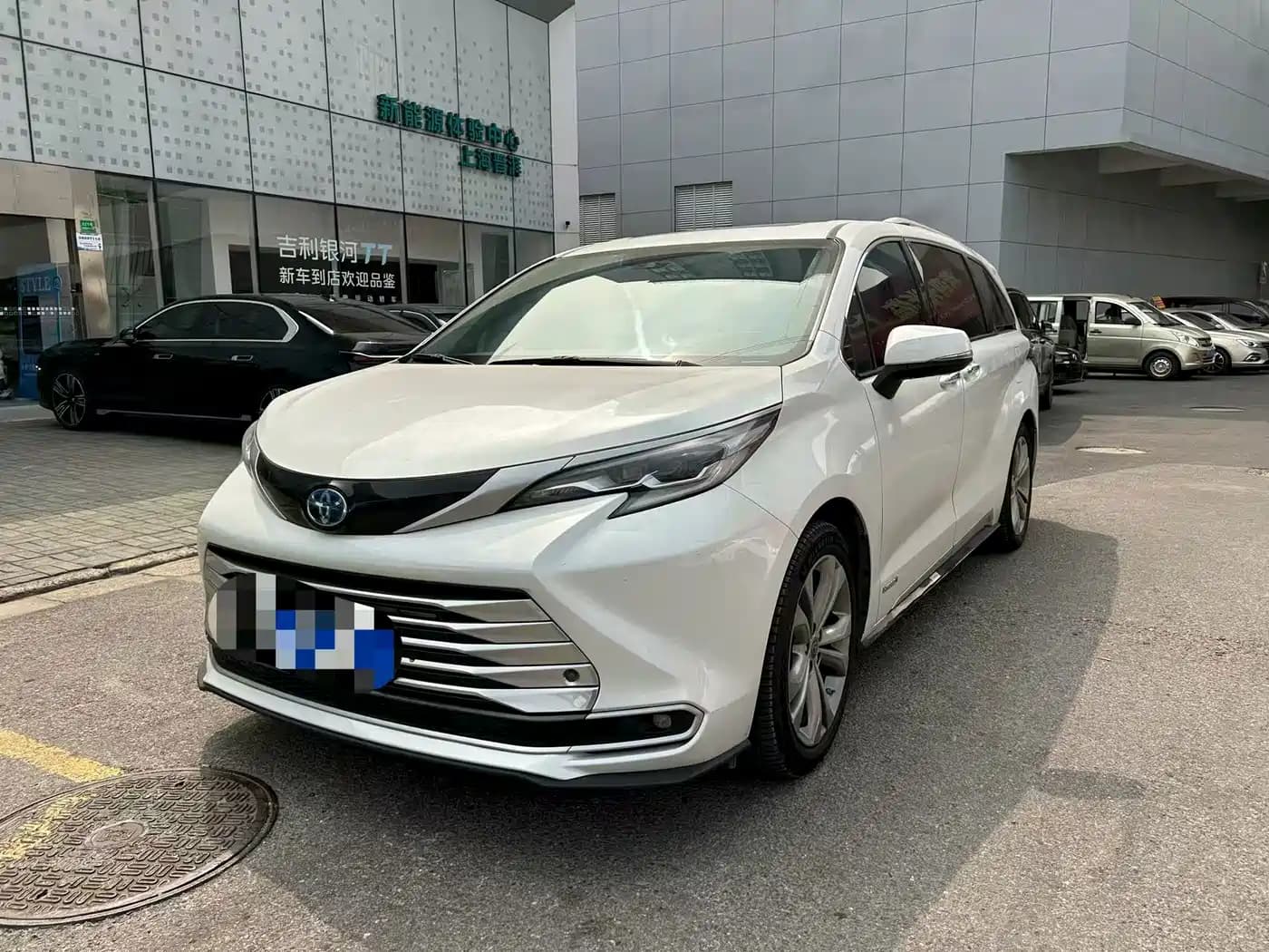 Toyota Toyota Sienna 2023 2.5L Hybrid Platinum Edition