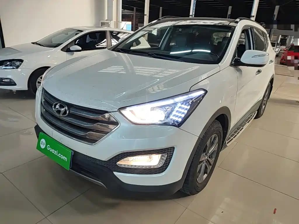 Hyundai Santa Fe 2013 Model 2.4L Automatic 2WD Smart