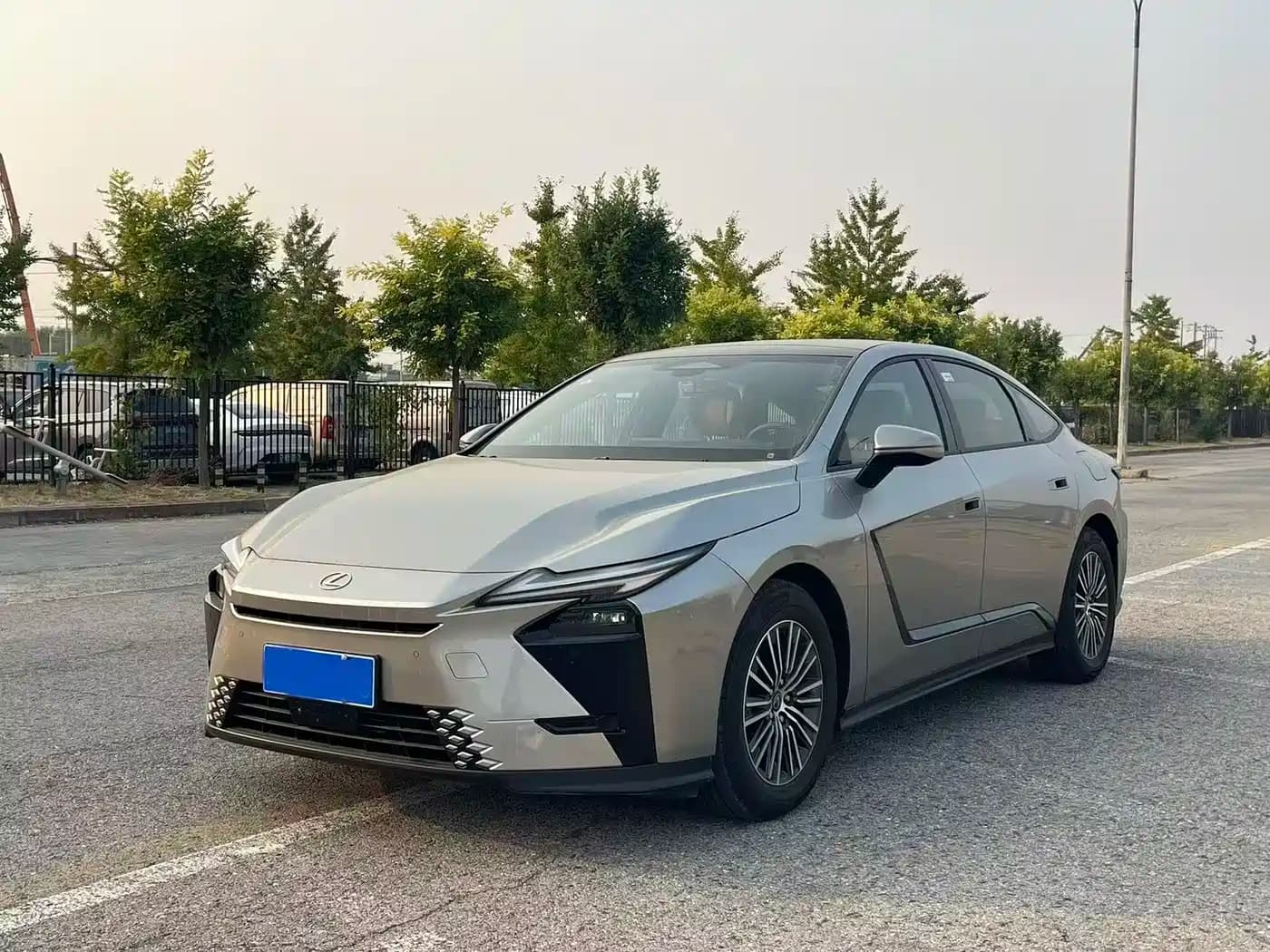 Lexus ES 2025 Model 300h Base Version