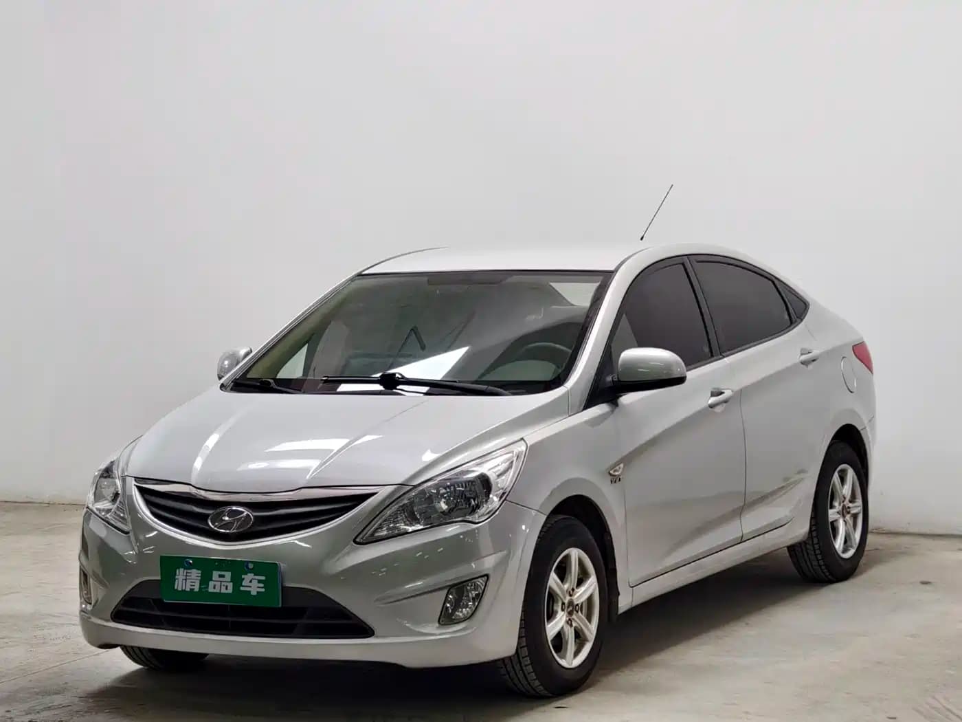 Hyundai Verna 2010 Sedan 1.4L Manual Standard GL
